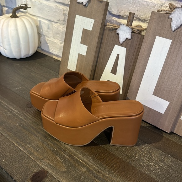 Leather platform sandals - Picture 3 of 6